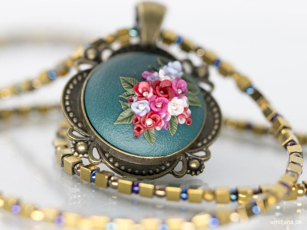 Halskette Olga mit kleinen bunten Blüten