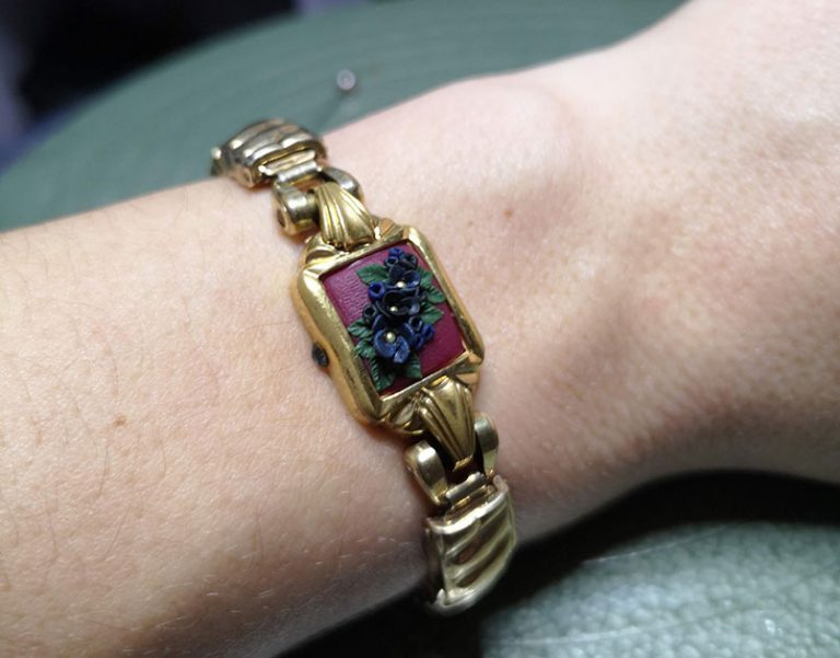 Fertige Upcycling Uhr am Handgelenk