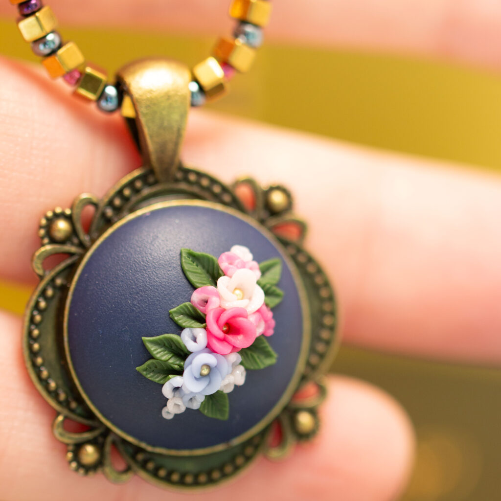 Collier: Helle Blüten auf dunkelblauem Untergrund