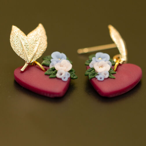 Romantische handmodellierte rote Herzohrringe mit Blumen und Goldblatt