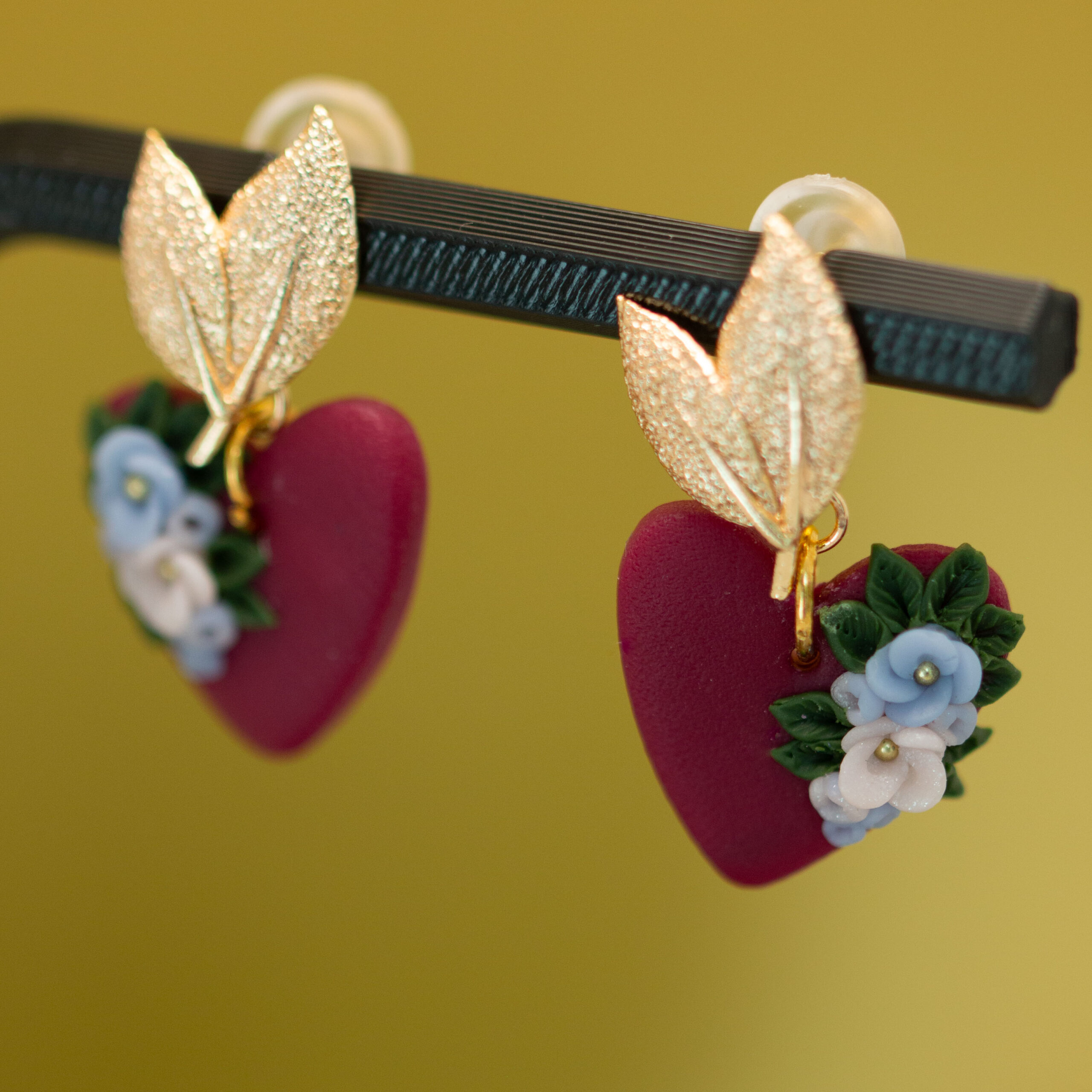 Romantische handmodellierte rote Herzohrringe mit Blumen und Goldblatt