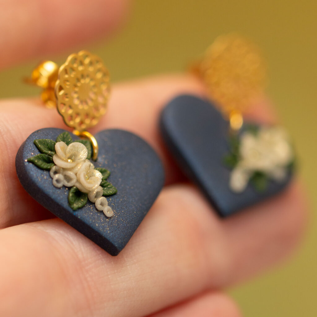 Handmodellierte Herzohrringe in Blau und Weiß mit zarten Blüten - Einzigartiger Schmuck für Dirndl und Vintage-Looks