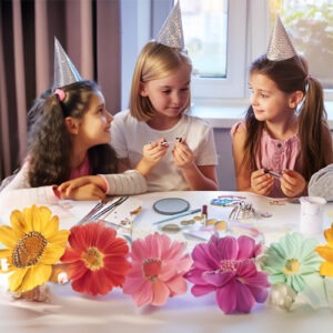 Kinder gestalten Schmuck im Workshop