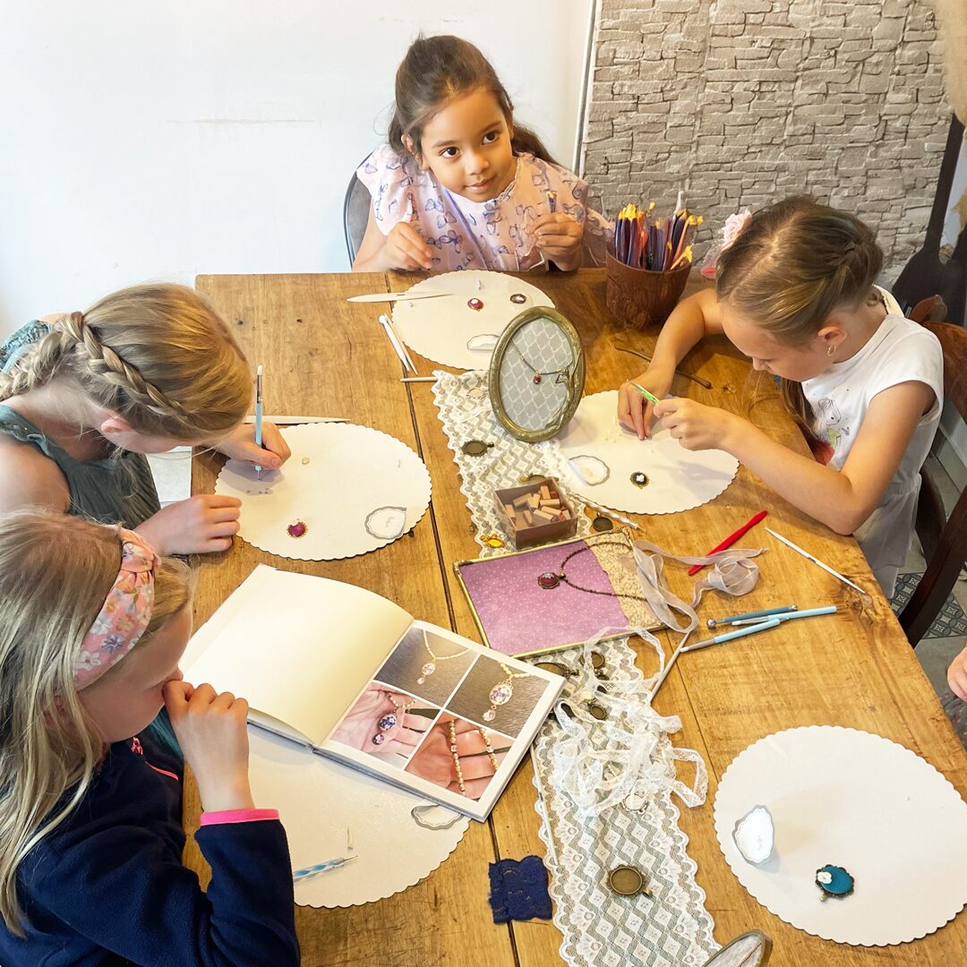 Kinder beim kreativen Schmuck-Workshop zum Kindergeburtstag