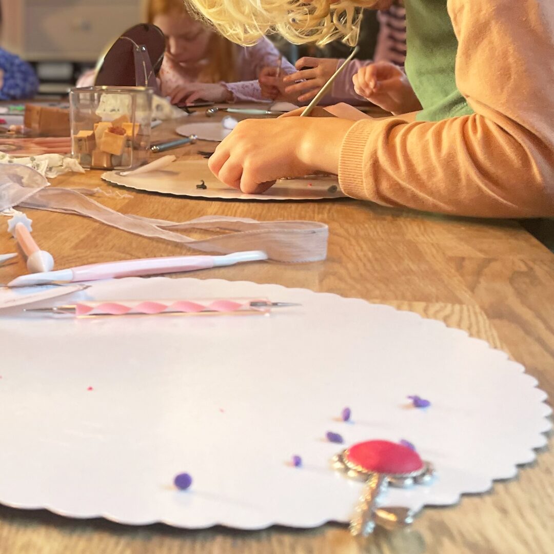 Kinder gestalten Anhänger aus Modelliermasse