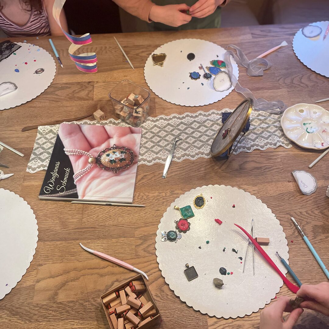 Selbst gestaltete Schmuck-Anhänger beim Kindergeburtstag