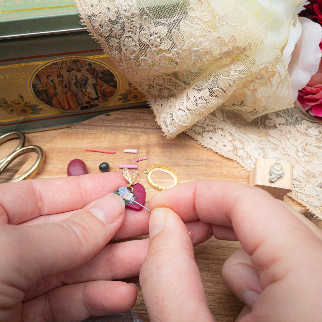 Achtsames Modellieren von handgefertigtem Schmuck aus Modelliermasse