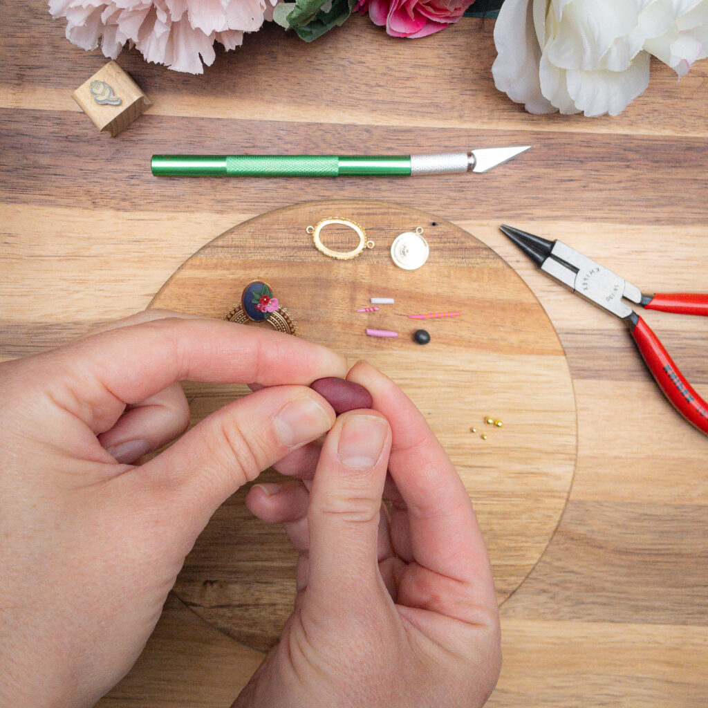 Hände formen Modelliermasse zur DIY-Schmuckherstellung – achtsames Basteln