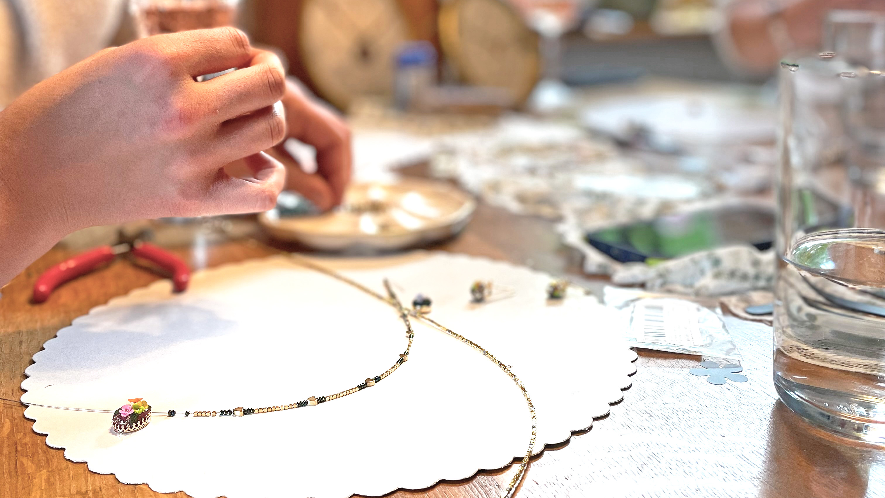 Frauen gestalten gemeinsam Schmuck