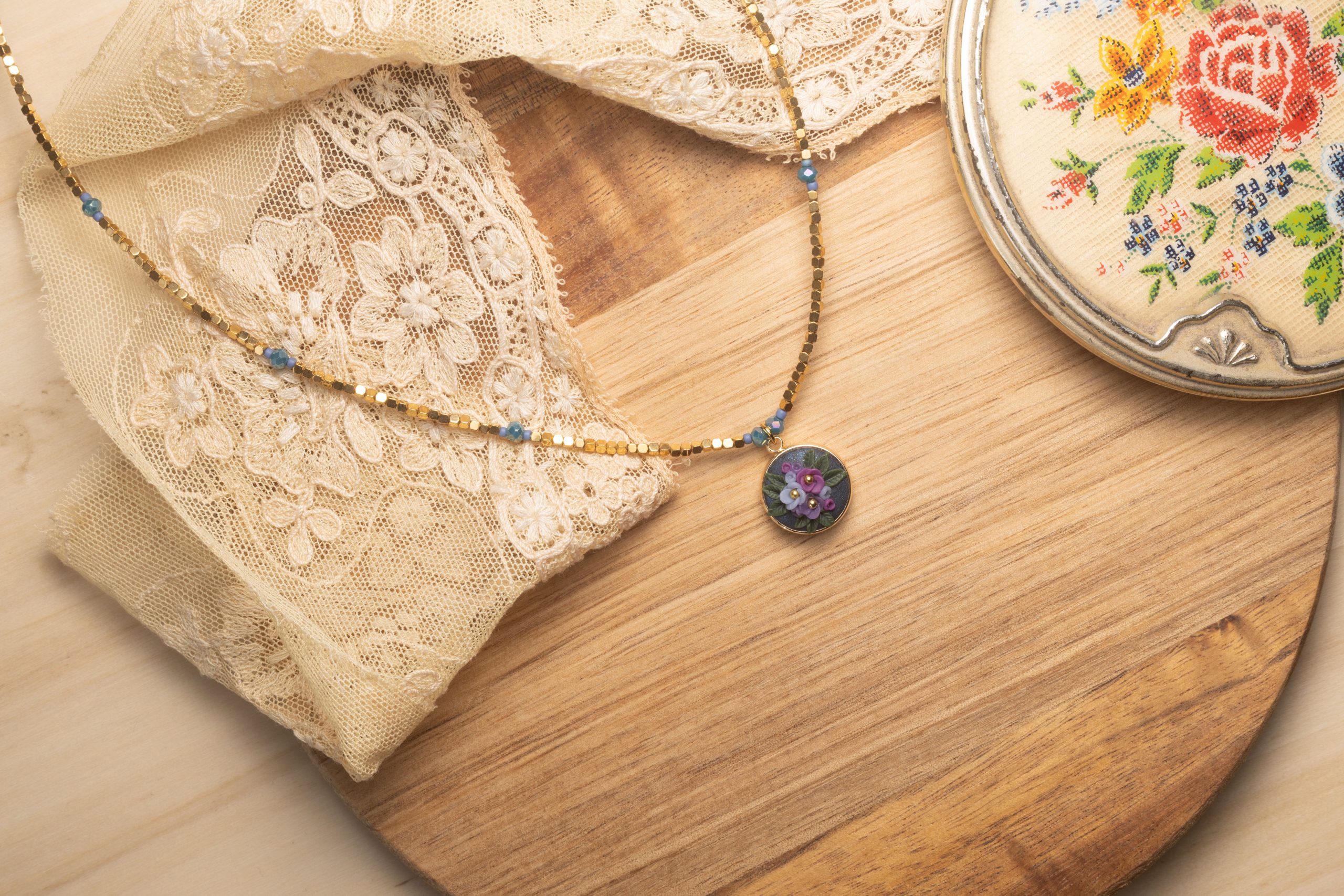 Halskette auf hellem Ständer