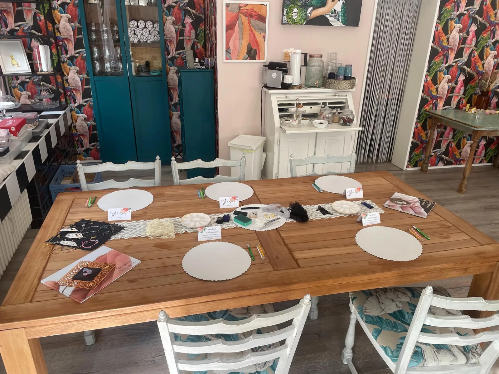 Vorbereiteter Arbeitstisch für einen Schmuckworkshop im Stilwald Atelier in Köln