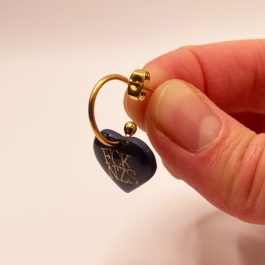 Herz mit Haltung in Dunkelblau