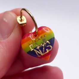Herz mit Haltung in Regenbogen-Farben